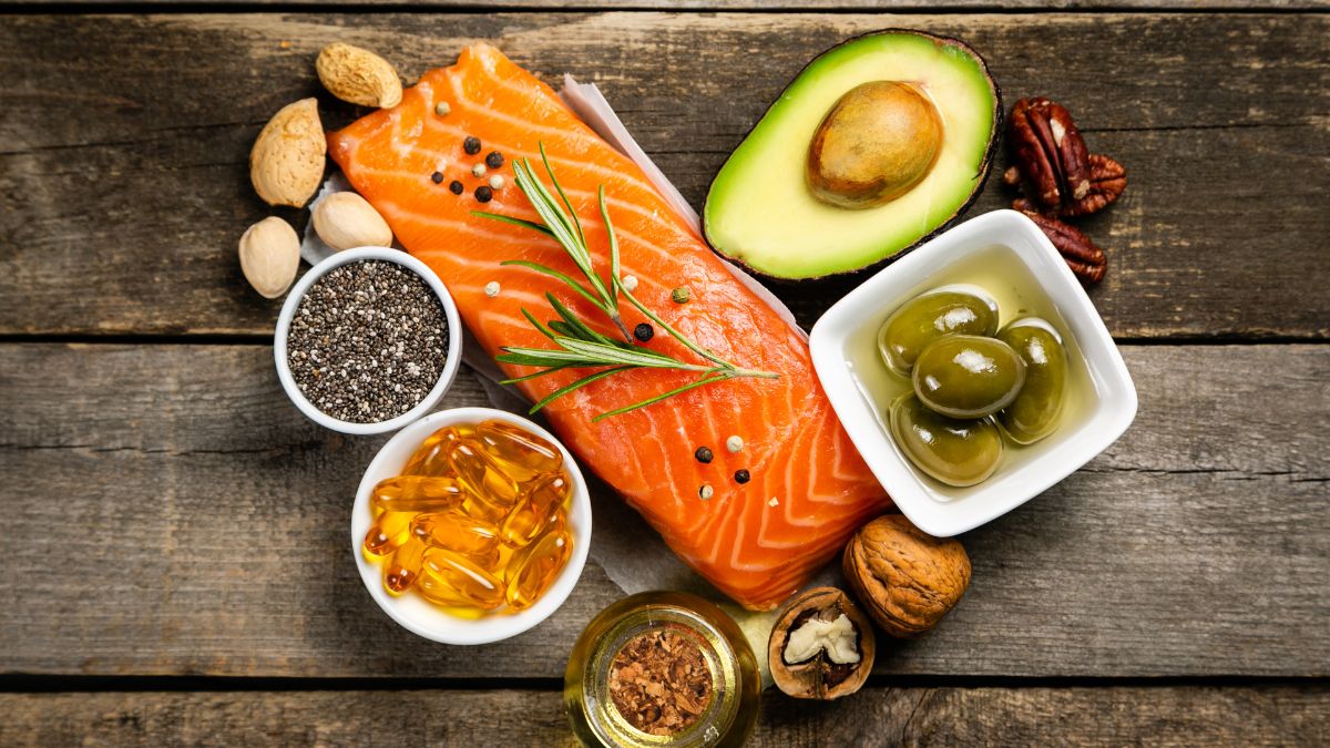 Čerstvý losos, avokádo, orechy a oleje bohaté na omega-3, -6 a -9.