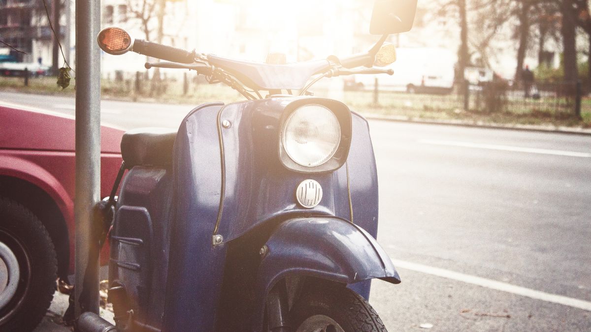 Modrý motocykel Simson s viditeľnými detailmi na prednej časti a svetlometom.