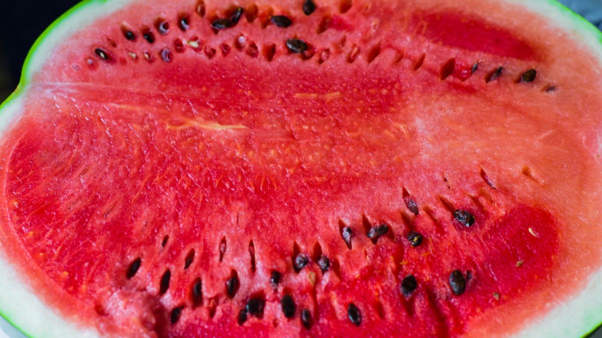 Pohľad na rozkrojený melón, ktorý odhaľuje jeho šťavnatú dužinu a semienka.