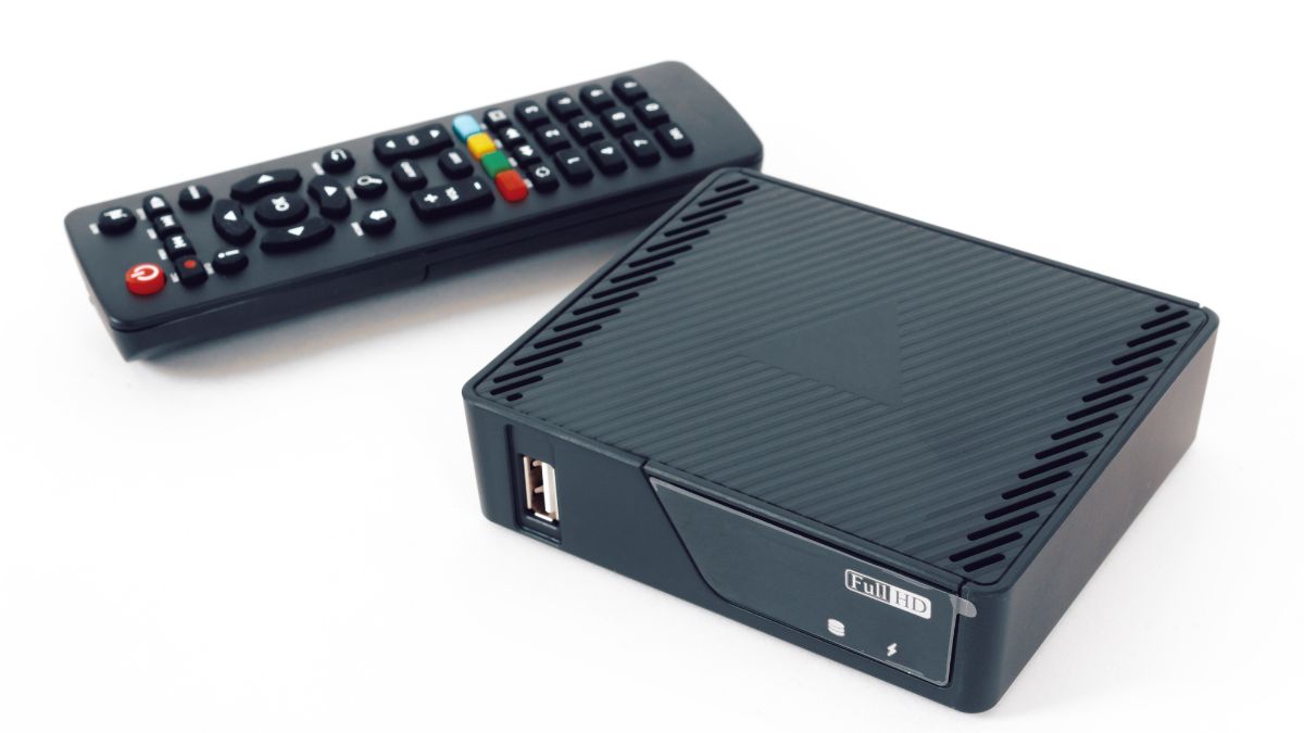 Set-top box s diaľkovým ovládaním, ktorý umožňuje prístup k digitálnemu vysielaniu.