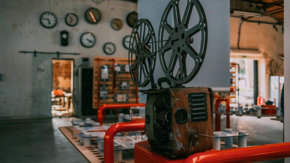 Starý projektor s filmovými kotúčmi v múzeu techniky.