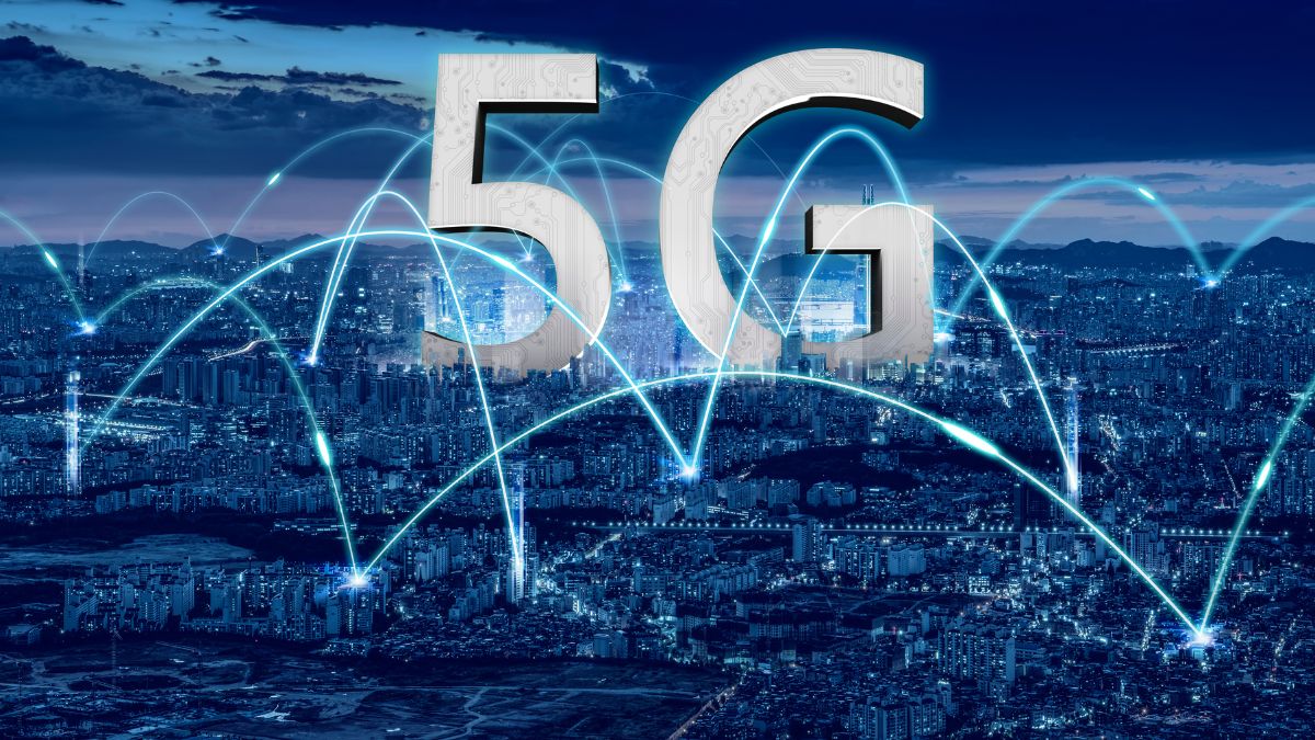 Nočná panoráma mesta s nápisom 5G a svetelnými spojeniami.