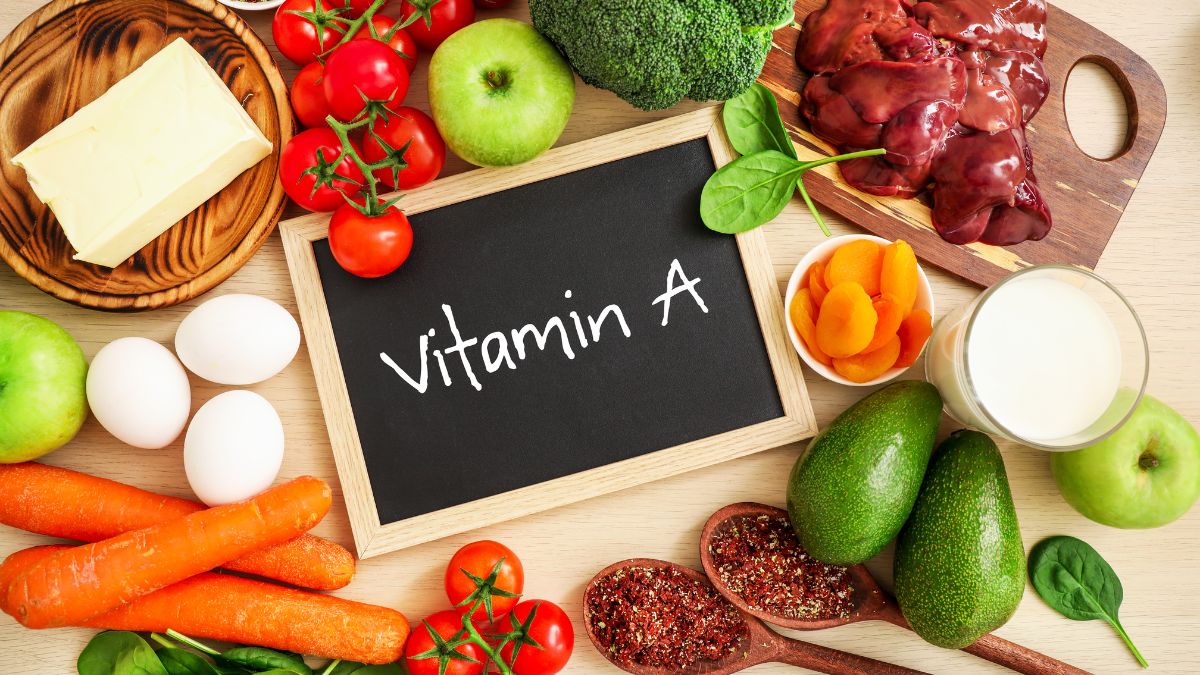Rôzne potraviny bohaté na vitamín A, ako sú mrkva, jablká a zelenina.
