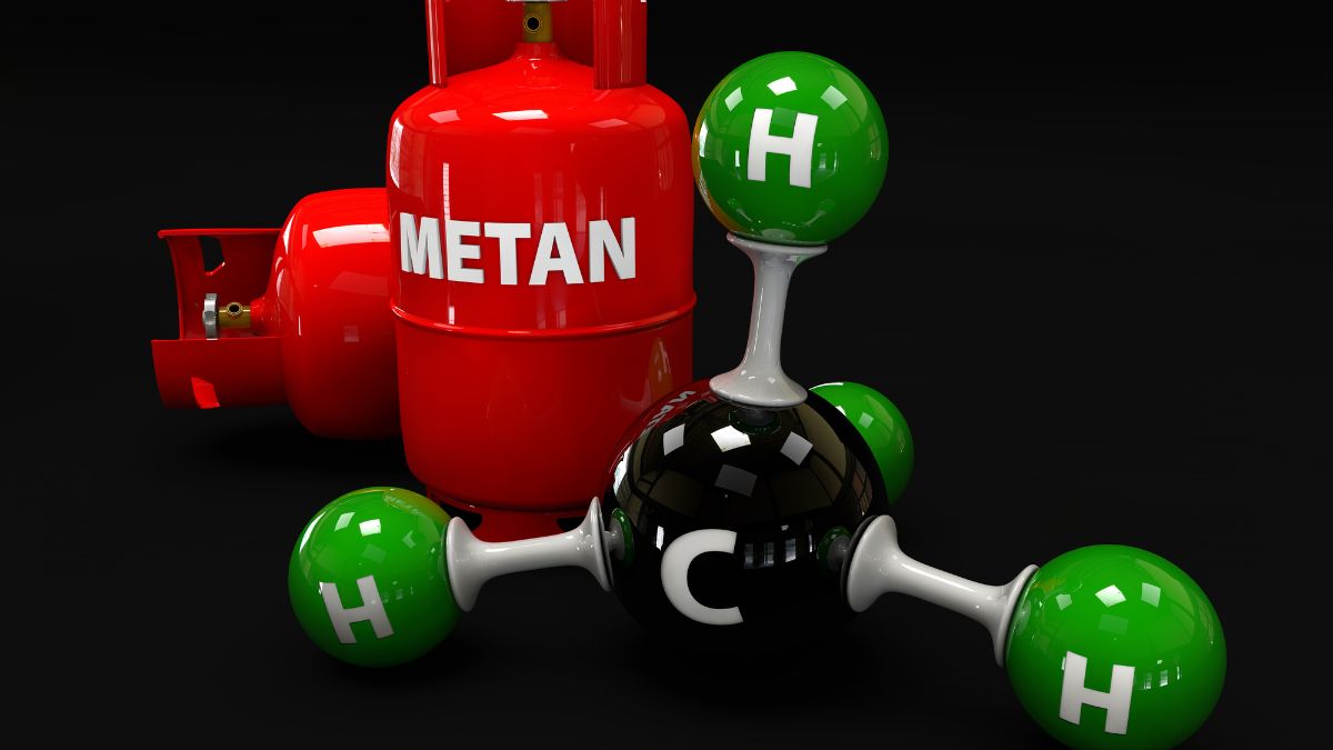 Červená tlaková fľaša s nápisom 'METAN' a model molekuly metánu.