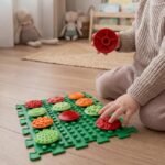 Dieťa hrajúce sa s interaktívnou hračkou na rozvoj motorických zručností.