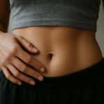 Žena sa dotýka pupka a skúma jeho zdravie