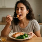 Žena si vychutnáva jedlo bohaté na omega-3 mastné kyseliny.