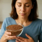 Žena drží misku s ľanovými semienkami pre zdravé trávenie