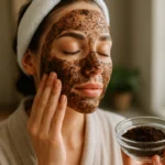 Žena s kávovou usadeninou na tvári pre krásnu pleť