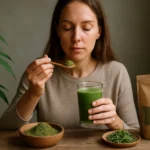 Žena s konopným práškom a smoothie pre zdravie