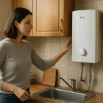 Žena nastavuje ohrievač vody FÉG V4 v kuchyni.