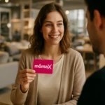 Žena s Mömax kartou, šťastná a spokojná so svojím výberom.