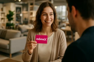 Žena s Mömax kartou, šťastná a spokojná so svojím výberom.