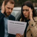Pár skúma zmluvu o prenájme auta s obavami v tvárach.