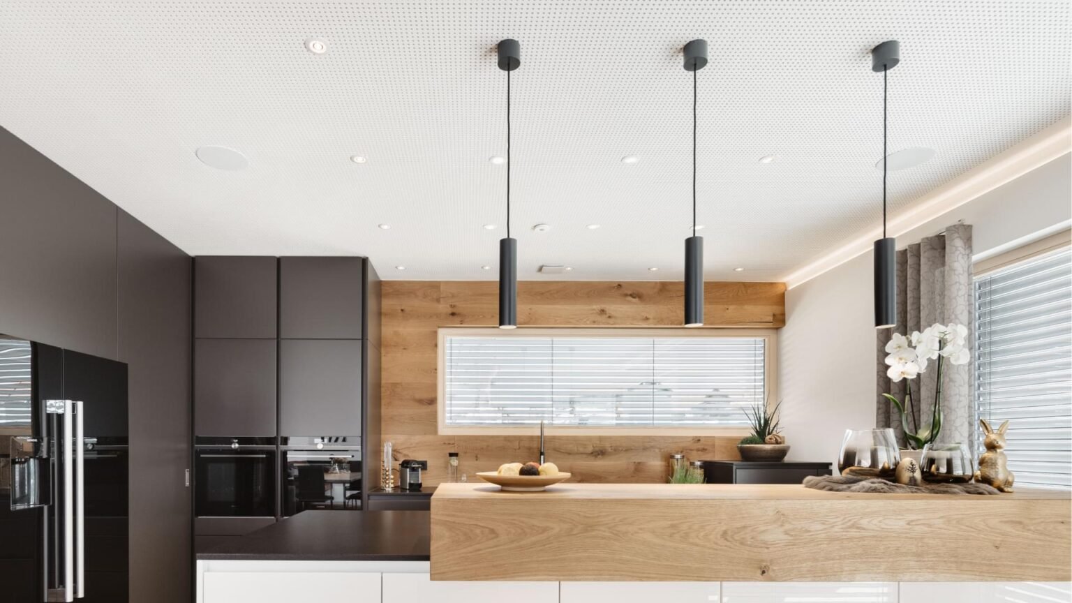 Moderná kuchyňa v inteligentnej domácnosti s elegantným dizajnom.