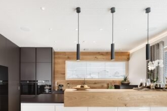 Moderná kuchyňa v inteligentnej domácnosti s elegantným dizajnom.