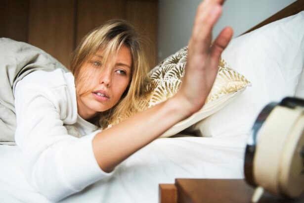 Žena sa prebúdza unavená po ôsmich hodinách spánku.