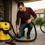 Muž používa vysávač Kärcher WD 3 v garáži