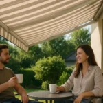 Pár si vychutnáva kávu pod skladacou markízou na terase.