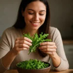 Žena s rukolou v kuchyni, zdravý životný štýl