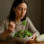 Žena jesť šalát s čakankou a zeleninou, zdravá výživa