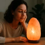 Žena si užíva svetlo kremennej lampy v interiéri.