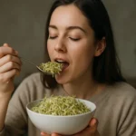 Žena vychutnáva sójové klíčky v zdravej miske.