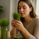 Žena si užíva prirodzené zdravotné výhody trávy s nápojom.