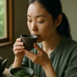 Žena vychutnávajúca si japonský zelený čaj z keramického hrnčeka