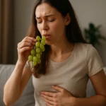 Žena s hroznom zlepšujúca zdravie tráviaceho traktu