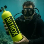 Potápač s Nitrox fľašou pod vodou