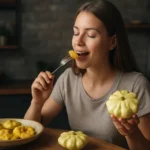 Žena s patizónom, ktorý si vychutnáva zdravé jedlo.