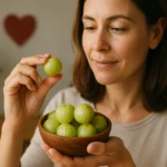 Žena drží misku s ovocím amla, prírodným liekom pre zdravé srdce.