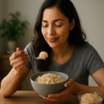 Žena si vychutnáva basmati ryžu v moderne zariadenej kuchyni.