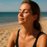 Žena si užíva slnenie na pláži, pozitívne vplývajúca na pokožku a náladu