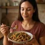 Žena s tanierom držiek, vychutnávajúca si zdravé jedlo.