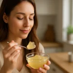 Žena vychutnávajúca si želatínu pre zdravie a krásu