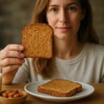 Žena drži plátok toastového chleba s mliekom a orechmi.