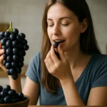 Žena si užíva Otelló hrozno, bohaté na antioxidanty.