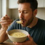 Muž vychutnávajúci si puliszku z misky v domácom prostredí