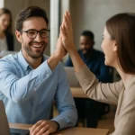 Kolegovia si navzájom dávajú 'high five' v kancelárii.