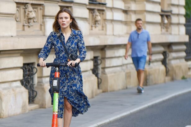Žena jazdiaca na elektrickej kolobežke v meste
