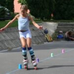 Dievča jazdiace na kolieskových korčuliach