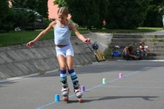 Dievča jazdiace na kolieskových korčuliach