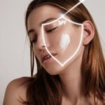 Žena s ochranným krémom na pleti a ochranným faktorom SPF