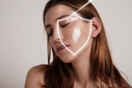 Žena s ochranným krémom na pleti a ochranným faktorom SPF