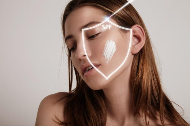 Žena s ochranným krémom na pleti a ochranným faktorom SPF